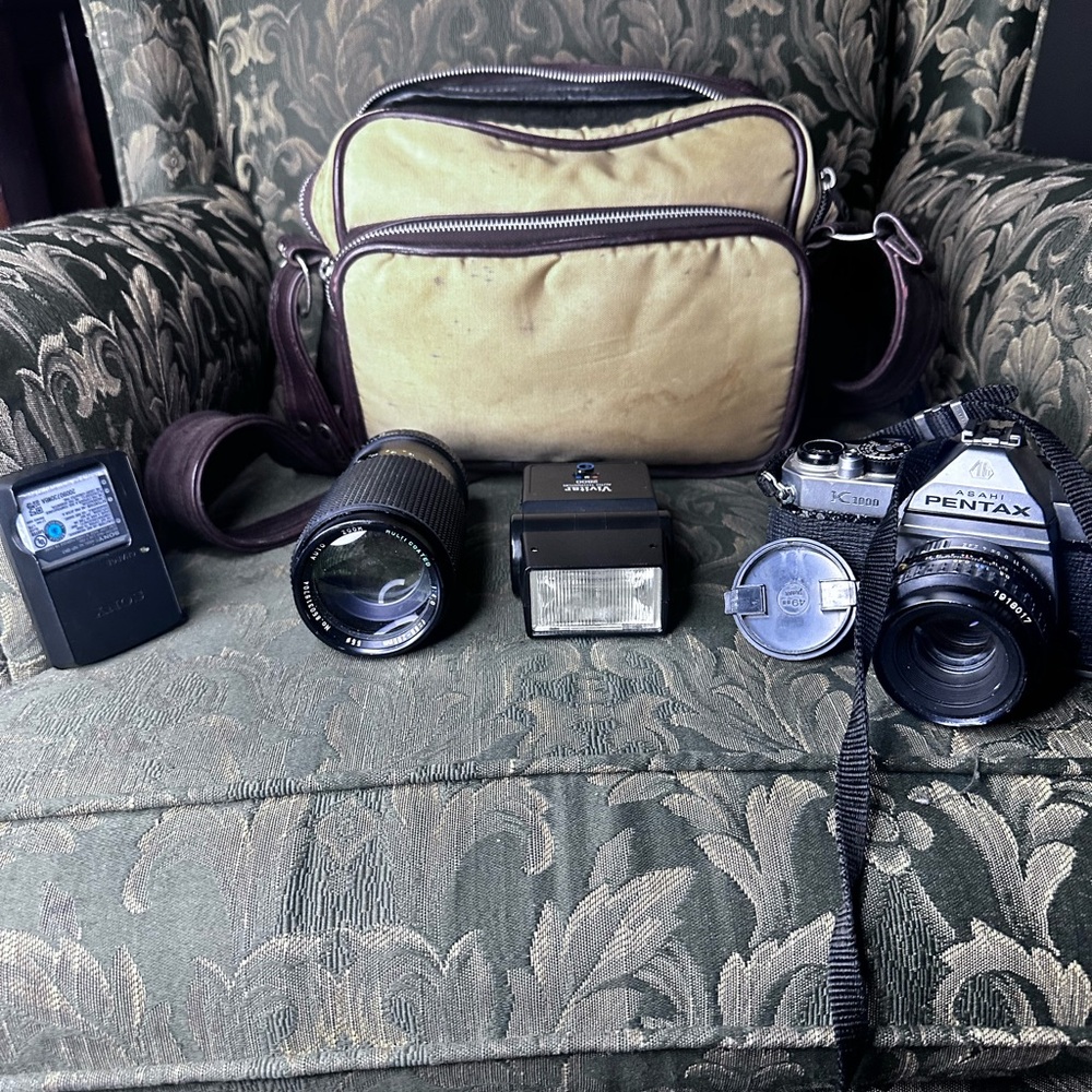 Pentax K1000 35mm Vintage film camera with all attachments
